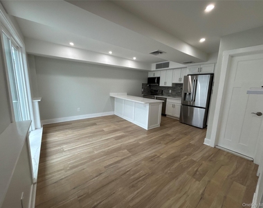 21 Prime Avenue - Photo Thumbnail 3