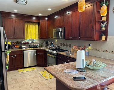 869 Gates Avenue - Photo Thumbnail 3