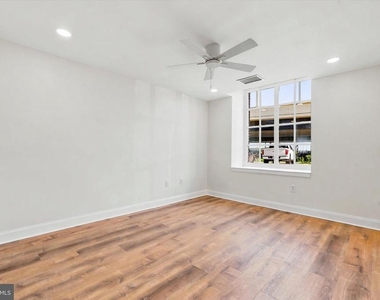 1050 E Montgomery Avenue - Photo Thumbnail 3