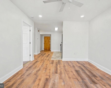 1050 E Montgomery Avenue - Photo Thumbnail 8