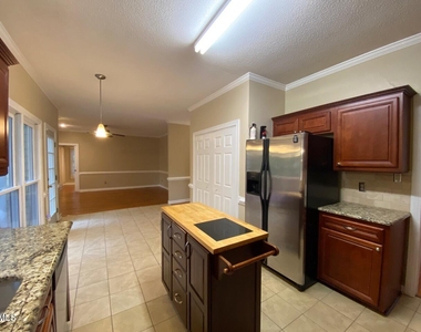1012 Sturbridge Drive - Photo Thumbnail 8