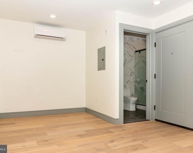 327 S 16th Street - Photo Thumbnail 3
