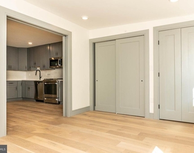 327 S 16th Street - Photo Thumbnail 4