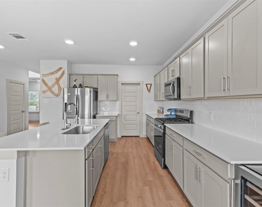 133 Folsom St - Photo Thumbnail 8