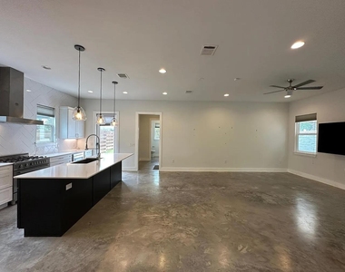 610 W 33rd St - Photo Thumbnail 4
