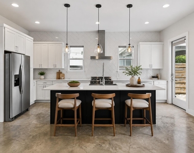 610 W 33rd St - Photo Thumbnail 5