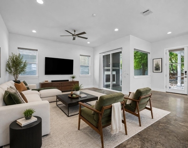 610 W 33rd St - Photo Thumbnail 4