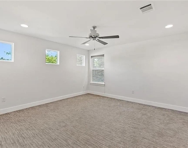 610 W 33rd St - Photo Thumbnail 5