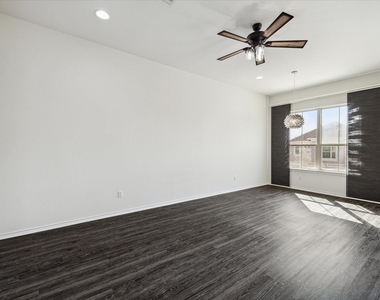 2105 Town Centre Dr - Photo Thumbnail 10