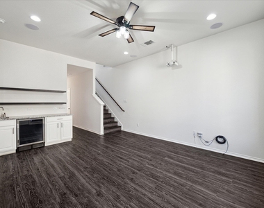 2105 Town Centre Dr - Photo Thumbnail 2