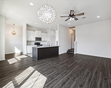 2105 Town Centre Dr - Photo Thumbnail 5