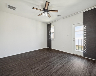 2105 Town Centre Dr - Photo Thumbnail 11
