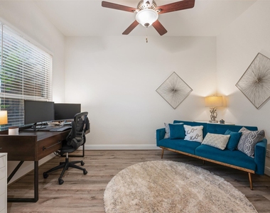 725 Millcreek Ln - Photo Thumbnail 4