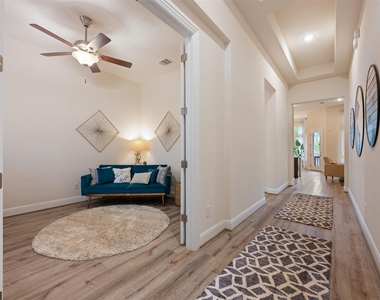 725 Millcreek Ln - Photo Thumbnail 3