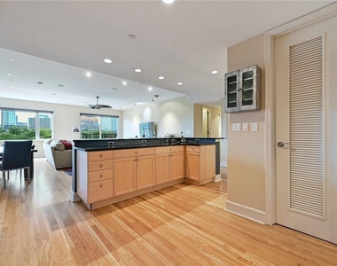 901 W 9th St - Photo Thumbnail 11