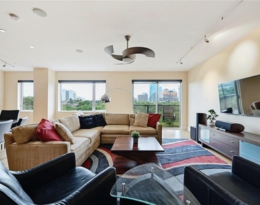901 W 9th St - Photo Thumbnail 3
