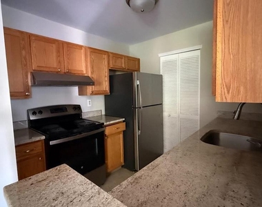 504 Britton Place - Photo Thumbnail 3