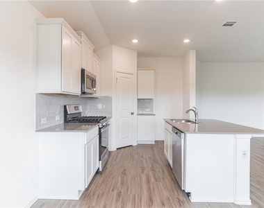 500 Jack Ryan St - Photo Thumbnail 4