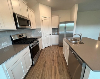 500 Jack Ryan St - Photo Thumbnail 3