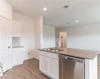 500 Jack Ryan St - Photo Thumbnail 5