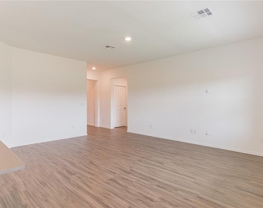 500 Jack Ryan St - Photo Thumbnail 9