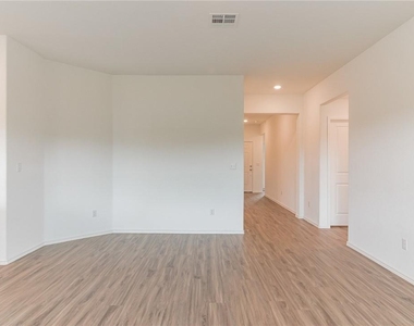 500 Jack Ryan St - Photo Thumbnail 7
