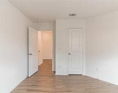 500 Jack Ryan St - Photo Thumbnail 20