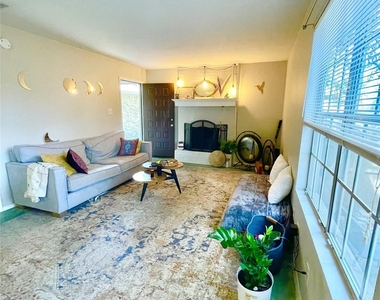 7103 Woodhue Ct - Photo Thumbnail 10