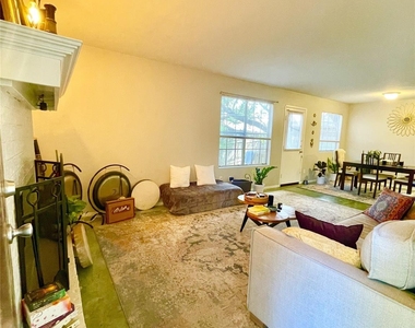 7103 Woodhue Ct - Photo Thumbnail 5