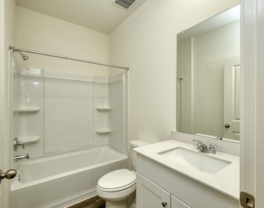 209 Stonebrook Dr - Photo Thumbnail 8