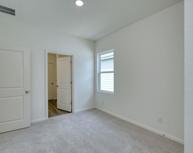 209 Stonebrook Dr - Photo Thumbnail 7