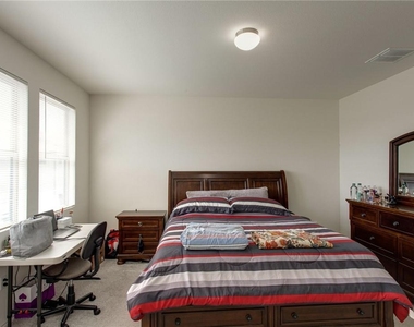 9109 Garnet Dr - Photo Thumbnail 3