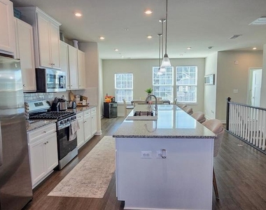 5426 Greenpoint Lane - Photo Thumbnail 17