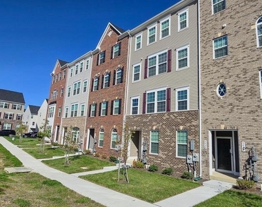 5426 Greenpoint Lane - Photo Thumbnail 2