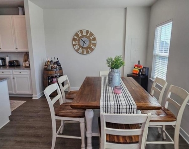 5426 Greenpoint Lane - Photo Thumbnail 10