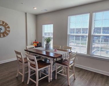 5426 Greenpoint Lane - Photo Thumbnail 9