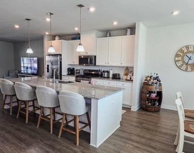 5426 Greenpoint Lane - Photo Thumbnail 7