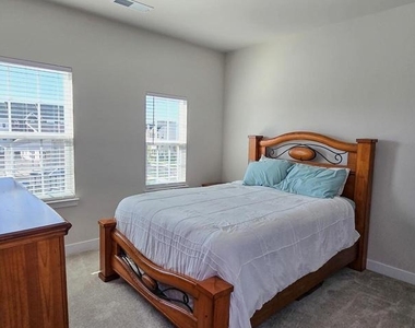 5426 Greenpoint Lane - Photo Thumbnail 46