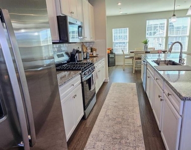 5426 Greenpoint Lane - Photo Thumbnail 18