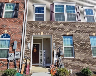 5426 Greenpoint Lane - Photo Thumbnail 3