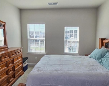 5426 Greenpoint Lane - Photo Thumbnail 47