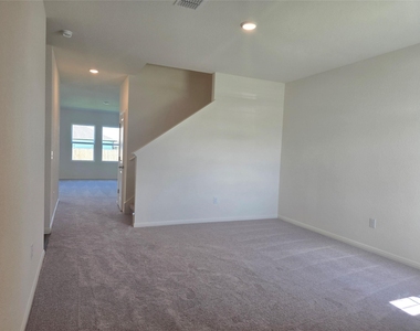 121 Blazilmar Ln - Photo Thumbnail 3