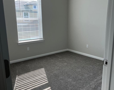 1015 Vista View Dr - Photo Thumbnail 17