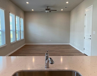 1015 Vista View Dr - Photo Thumbnail 8