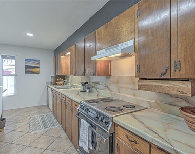 5304 Bedford St - Photo Thumbnail 6