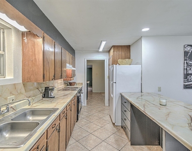 5304 Bedford St - Photo Thumbnail 9