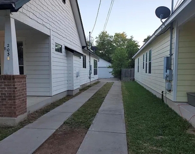 203 E Pecan St - Photo Thumbnail 3