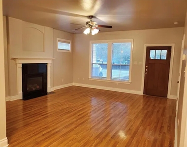 203 E Pecan St - Photo Thumbnail 6