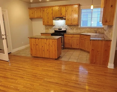 203 E Pecan St - Photo Thumbnail 5