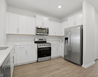 818 Bond Street - Photo Thumbnail 9
